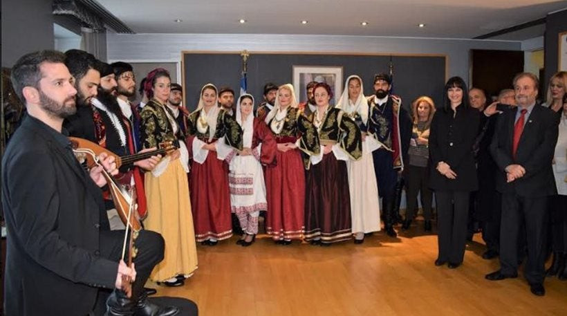 Τα κάλαντα έψαλαν στην Κουντουρά οι «Βρακοφόροι» της Κρήτης